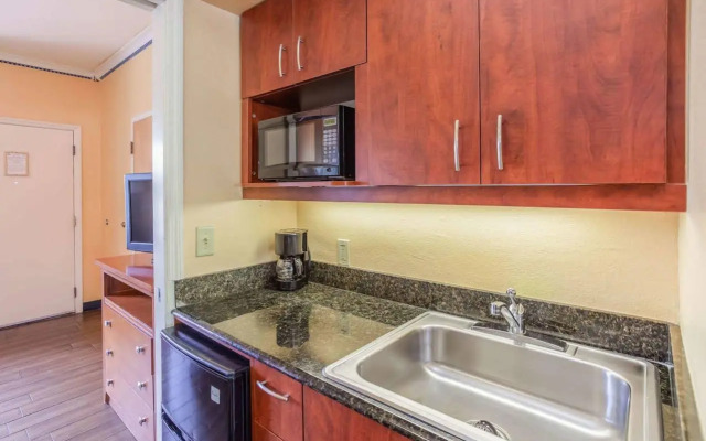 Beachside Hotel & Suites Cocoa Beach - Port Canaveral