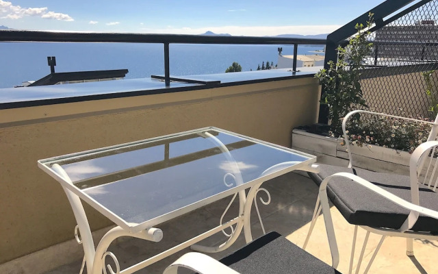 Stunning Apartment Balcony Lake Views SM4