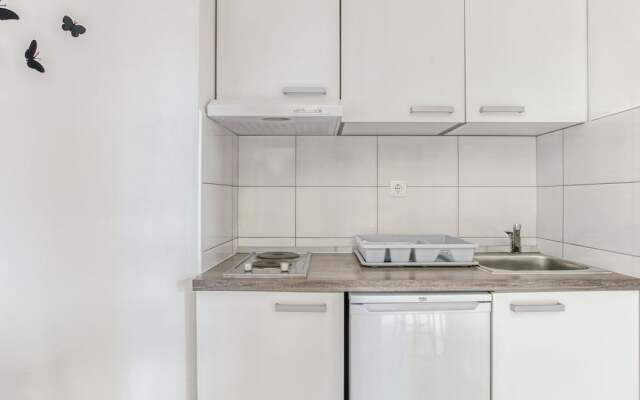 Simplistic Holiday Home in Sumartin near Sea Beach