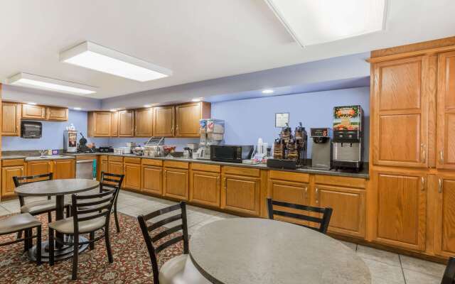 Super 8 by Wyndham Manhattan KS