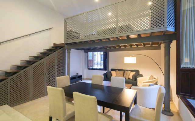 APARTAMENTOS DELUXE PALACIO DE LOS JERÓNIMOS free parking