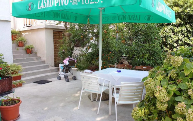 Apartments and rooms with parking space Bol, Brac - 2878