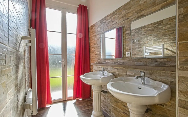 Spacious Holiday Home With Garden