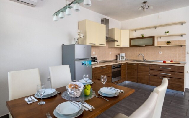 Beautiful Home in Vrecari With Wifi and 4 Bedrooms