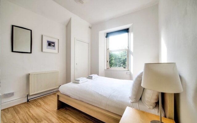 Colourful West End Apartment 2 Double Bedrooms 4 Guests