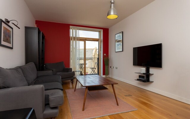 2 Bedroom Apartment in West Hampstead With Balcony