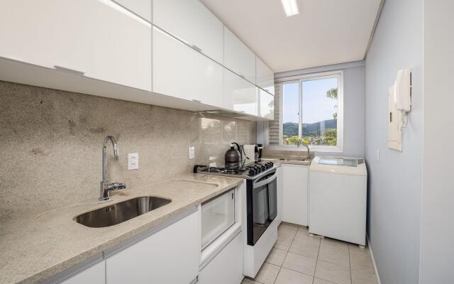 Apto com churrasqueira a 3min da praia EST403