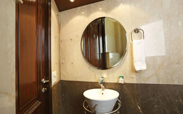 OYO Flagship 5265 Hauz Khas Metro