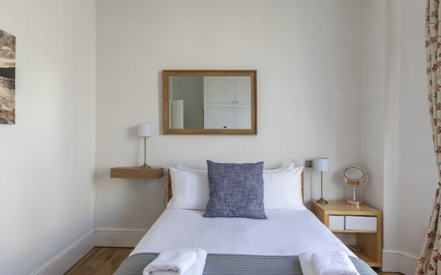 Bright Clapham flat with private garden, sleeps 4