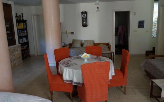 Apartment with a garden, BBQ, swimming pool and jacuzzi