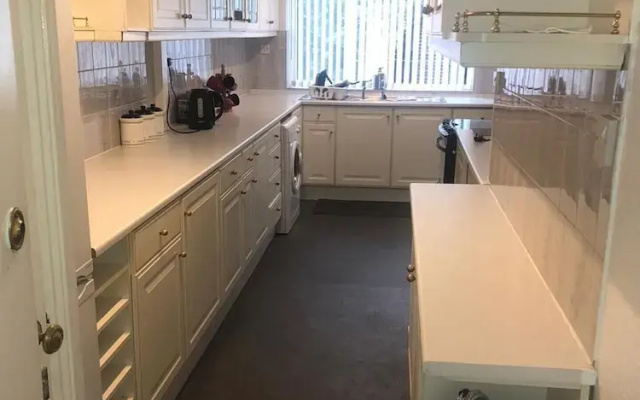 The 5 bed House With Spacious Rooms and Lounge