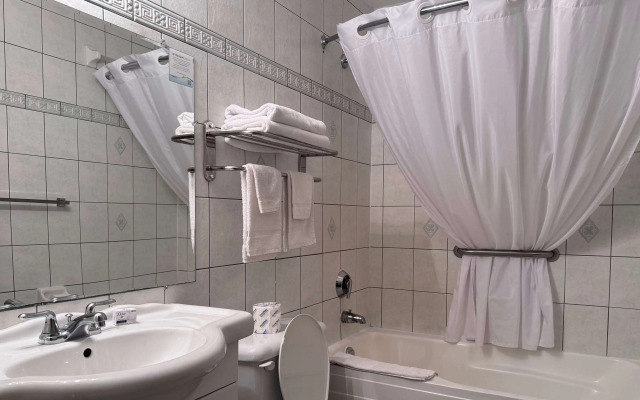 Super 8 by Wyndham Guelph