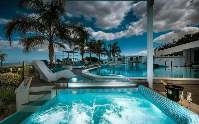 Amazing 4 bedroom villa very close to the beach