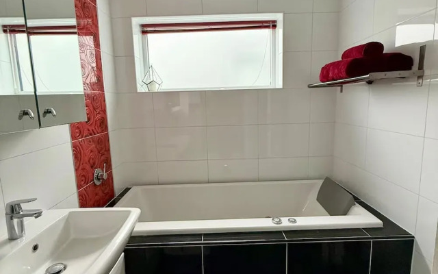 3 Bed-sleeps 6-hot Tub-pet Friendly-parking