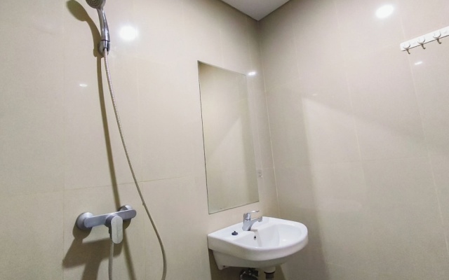 Comfy Modern Look Studio Room At Apartment Grand Dharmahusada Lagoon – Bathroom – Surabaya
