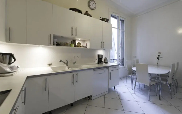 Veeve Champs Élysées Hideaway