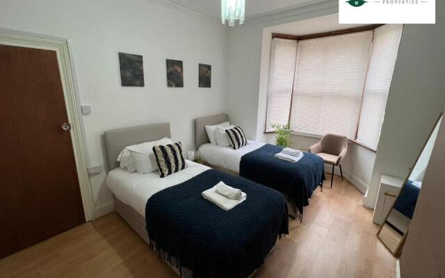 4 Bedroom 3 Bath House By Passionfruitproperties Opposite Coventry City Centre With Free Wi-fi & Garden