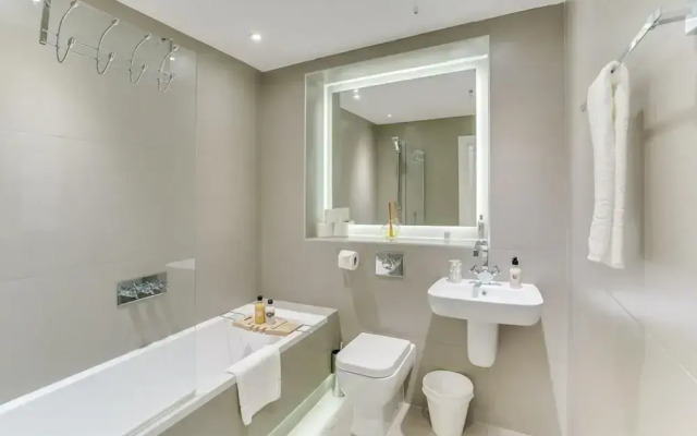 Modern, Central East London City Apartment