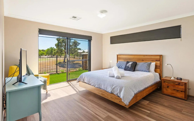 The Links - fairway views, walk to town, air-con