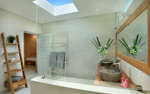 Seminyak White Design Villa