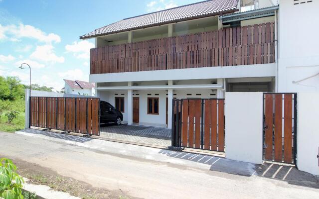 RedDoorz Syariah @ Griya Izzara Guest House