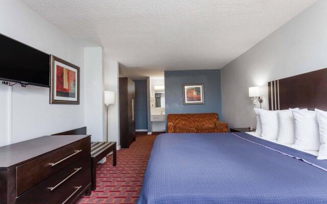 Super 8 by Wyndham Orlando Near Florida Mall