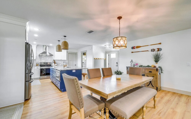 Lakefront Inverness Getaway w/ Kayaks & Bikes!