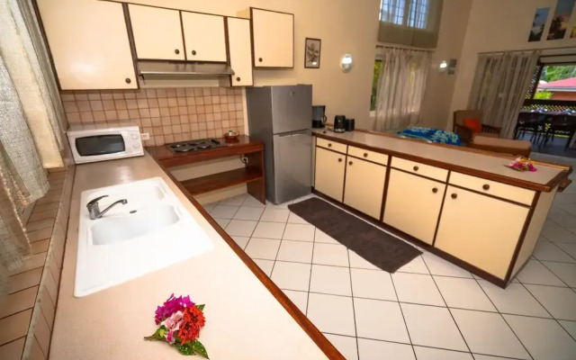 Bora Bora Holiday's Lodge and Villa