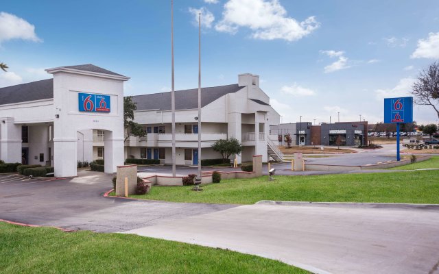 Motel 6 Dallas - Irving DFW Airport East