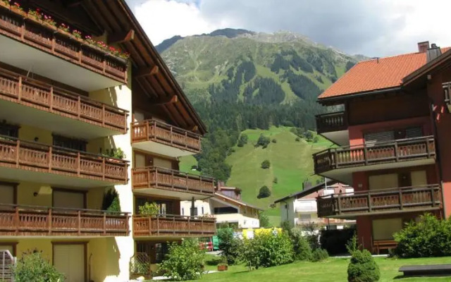 Haus Rätia, Klosters Platz