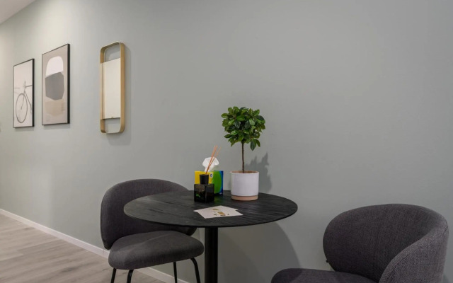 BRIGHT: Stylish & Central - Kitchen - Netflix