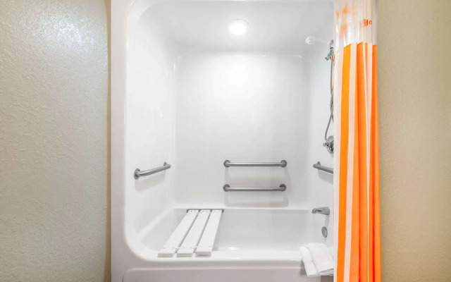 La Quinta Inn & Suites by Wyndham St. Petersburg Northeast