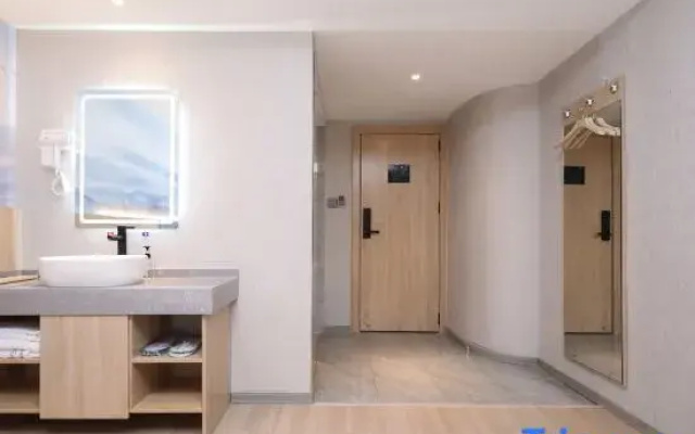 Qingmu Hotel (Nanjing Changfu Street Subway Station Bayi Hospital)