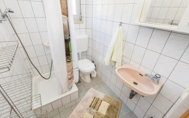 Beautiful Apartment in Kampor With 4 Bedrooms and Wifi