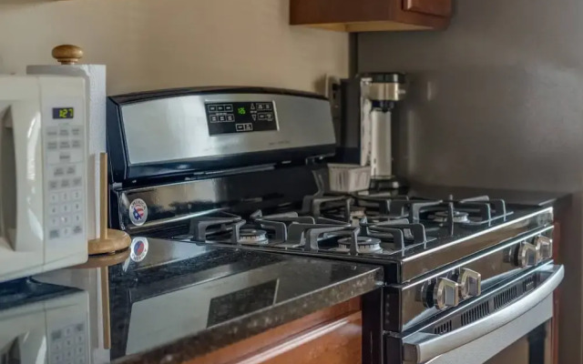 Lively 1 Bedroom Apt Near Lake