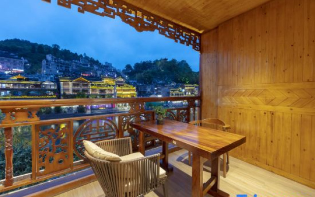 Yunshang 180 ° panoramic intelligent Jiang Jing Mei Su (Fenghuang Ancient City Tuojiang Branch)