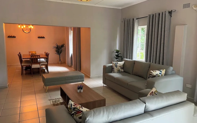 Hungwe House Victoria Falls