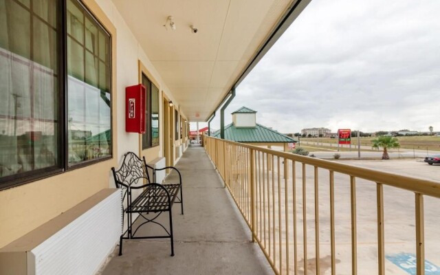 OYO Garden Inn and Suites Pearsall I-35 East