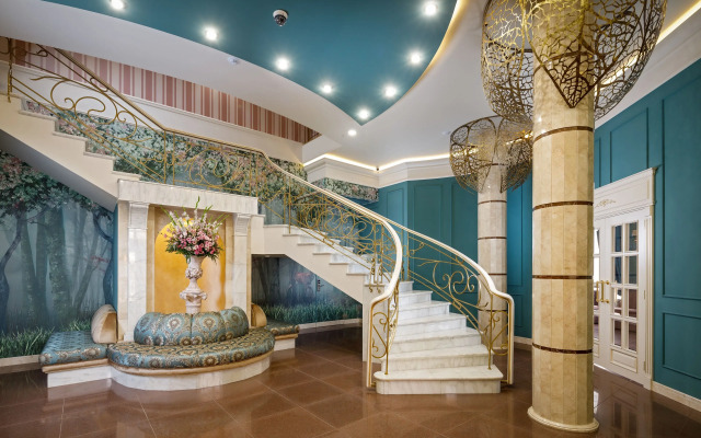 Mini-Hotel Biography