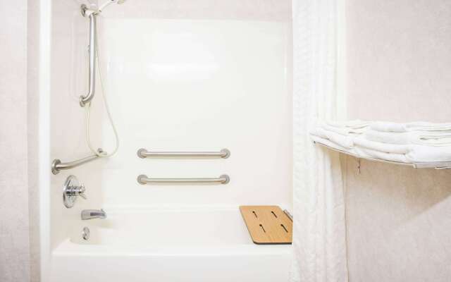 Super 8 by Wyndham White Hall