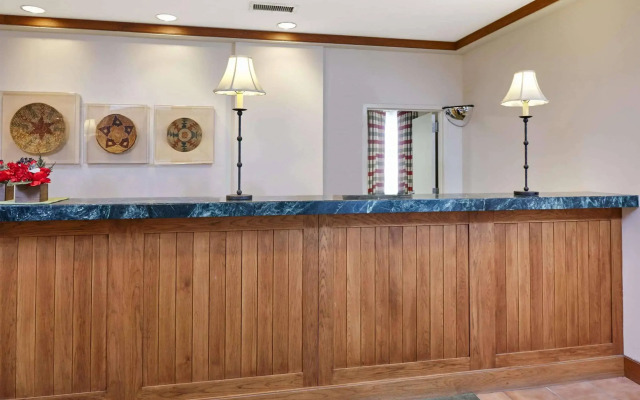 Howard Johnson Plaza Hotel by Wyndham Madison