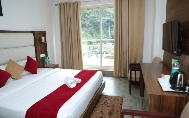 Aroha By Rishikesh - Swimming Pool & Spa