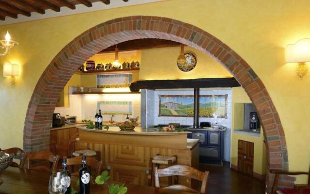 Beautiful Farmhouse With Heated Pool and Jacuzzi-mulino Della Villa