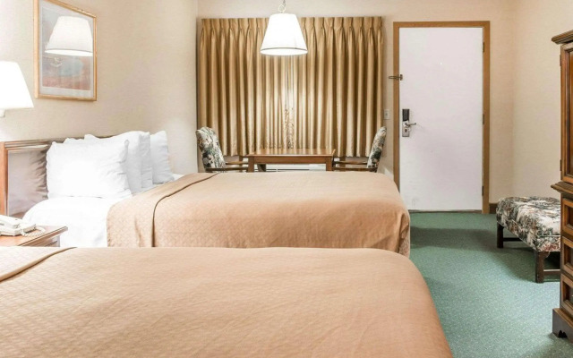 Quality Inn & Suites Mackinaw City Beachfront