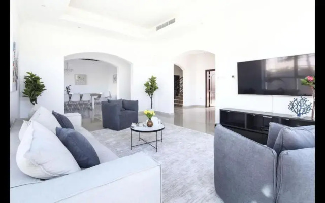 Hometown Apartments - Incredible 4 Bedroom plus maidsroom Villa