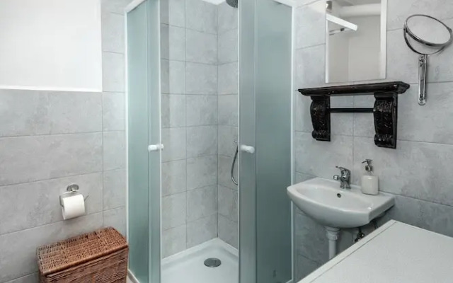 Friends Avenue Apartment