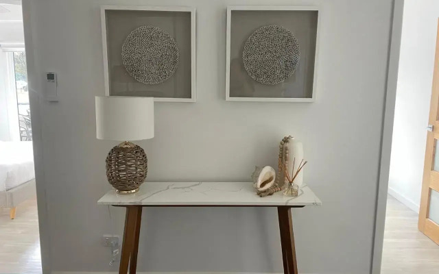 The Wheelhouse - 2BR Waterfront Apt in town