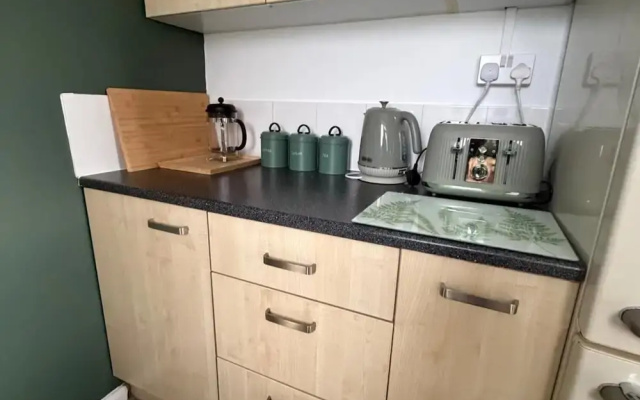 Meriden Apartment Retreat - Sleeps 7 - Near Nec