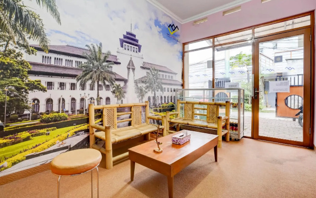 SPOT ON 90163 Radio Backpacker Guesthouse Syariah