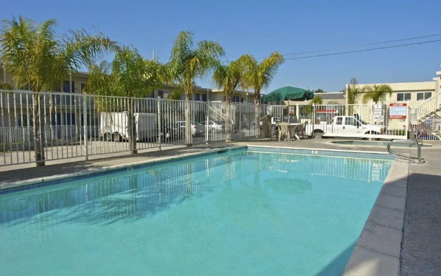 Motel 6 Newport Beach